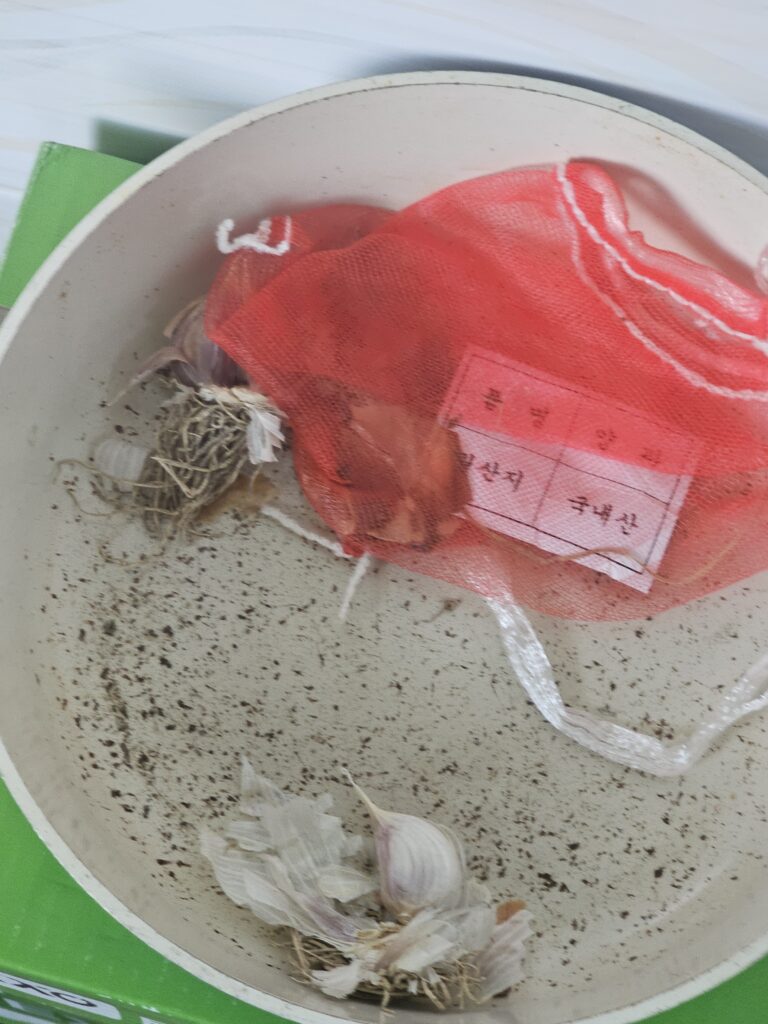 냉장고에 넣으면 안 되는 음식인 통마늘을 통풍되도록 보관한 실제 모습