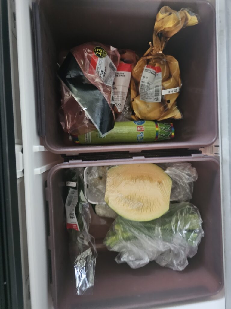 김치냉장고 채소칸에 호박과 다양한 채소를 보관한 실제 모습